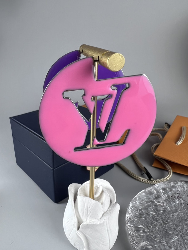 l**is V*t*n earrings