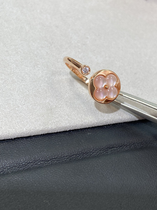 l**is V*t*n earrings