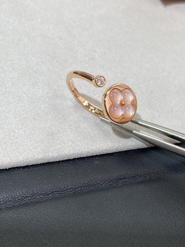 l**is V*t*n earrings