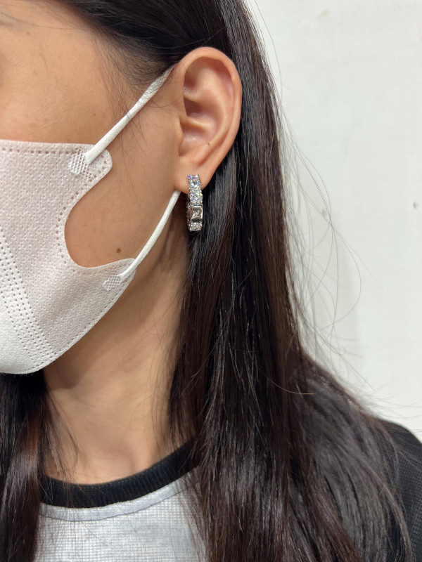 l**is V*t*n earrings