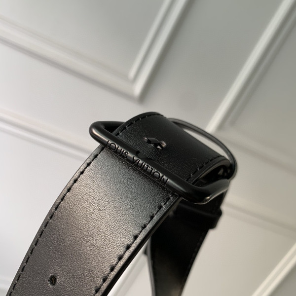 l**is V*t*n moon crossbody