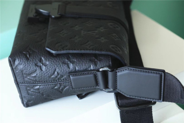 l**is V*t*n s-cape messenger