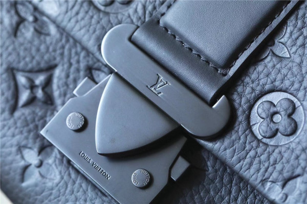 l**is V*t*n s-cape messenger