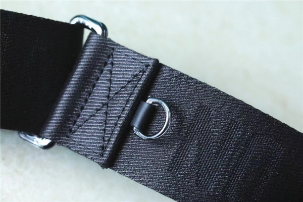 l**is V*t*n s-cape messenger