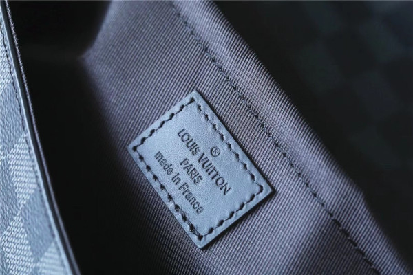 l**is V*t*n s-cape messenger