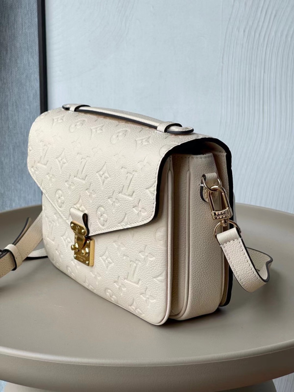 l**is V*t*n pochette metis east west