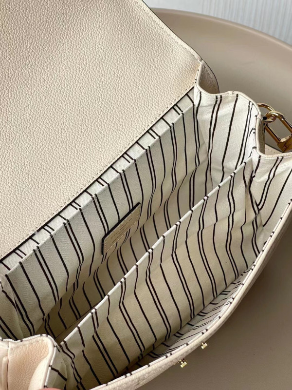 l**is V*t*n pochette metis east west