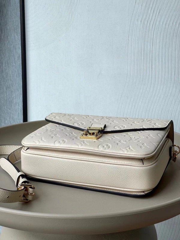 l**is V*t*n pochette metis east west