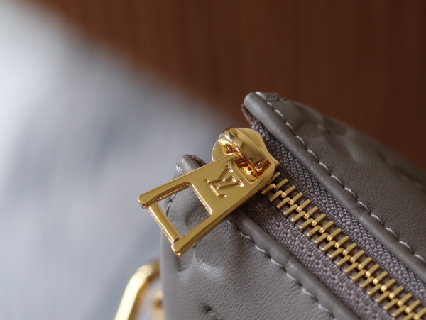 l**is V*t*n coussin mm-34*24*12cm