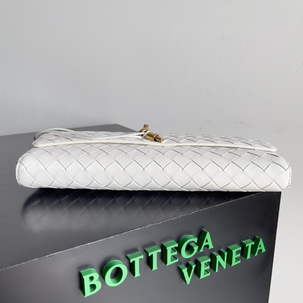 Bo*te*ga ve*ne*ta long clutch andiamo with handle