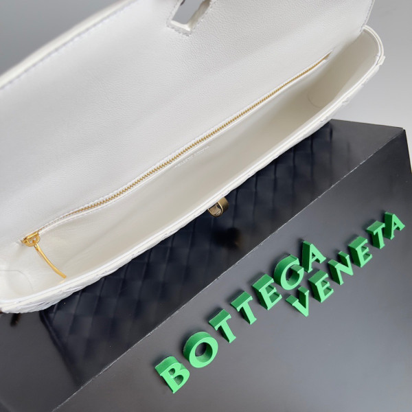 Bo*te*ga ve*ne*ta long clutch andiamo with handle