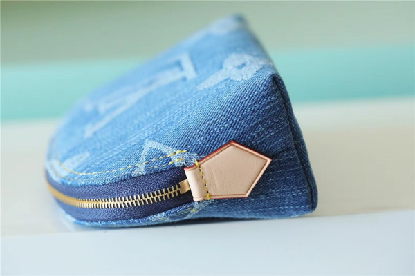 l**is V*t*n pochette cosmétique pm