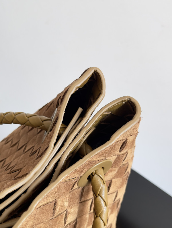 Bo*te*ga ve*ne*ta large andiamo