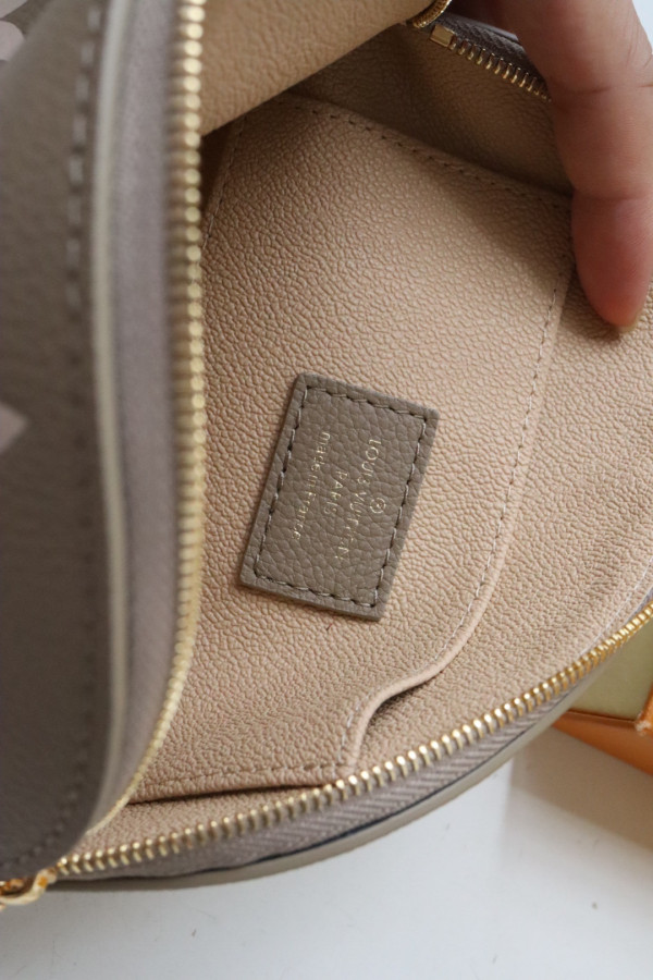 l**is V*t*n cosmetic pouch