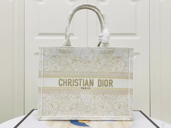 medium D*or book tote