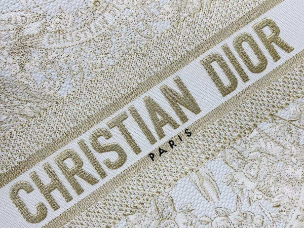 medium D*or book tote