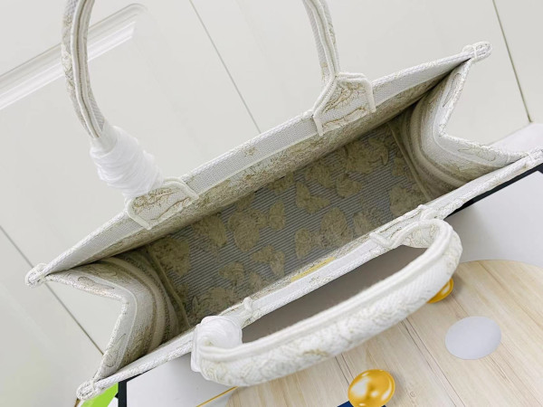 medium D*or book tote