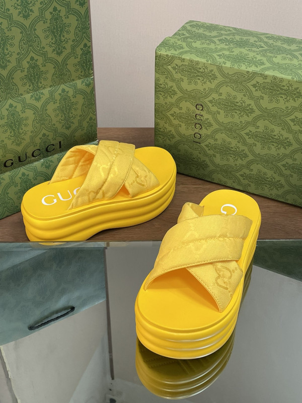 G*u*i slide sandals