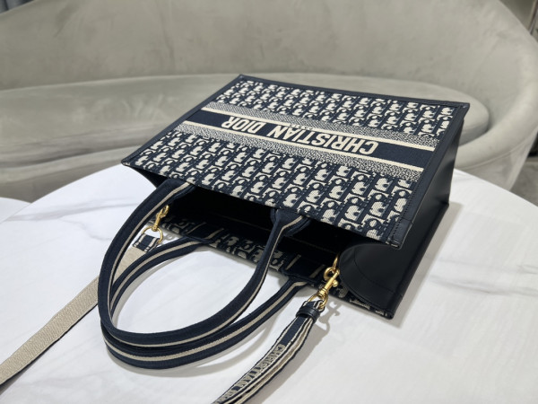 D*or oblique book tote-36×16×27cm