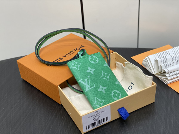 l**is V*t*n card holder necklace-7.6*10*0.5cm