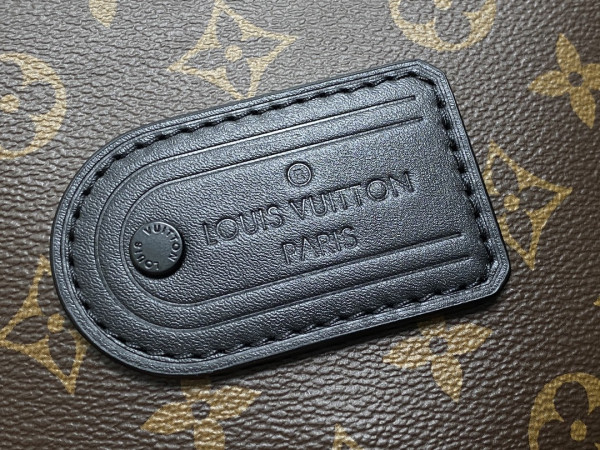 l**is V*t*n trail messenger-31*22*11cm