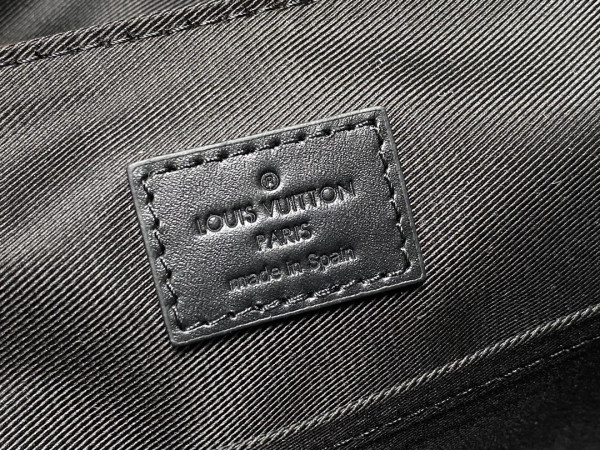 l**is V*t*n trail messenger-31*22*11cm