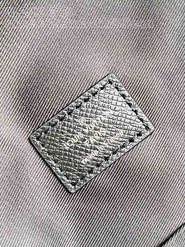 l**is V*t*n discovery backpack pm-29 x 38 x 20cm