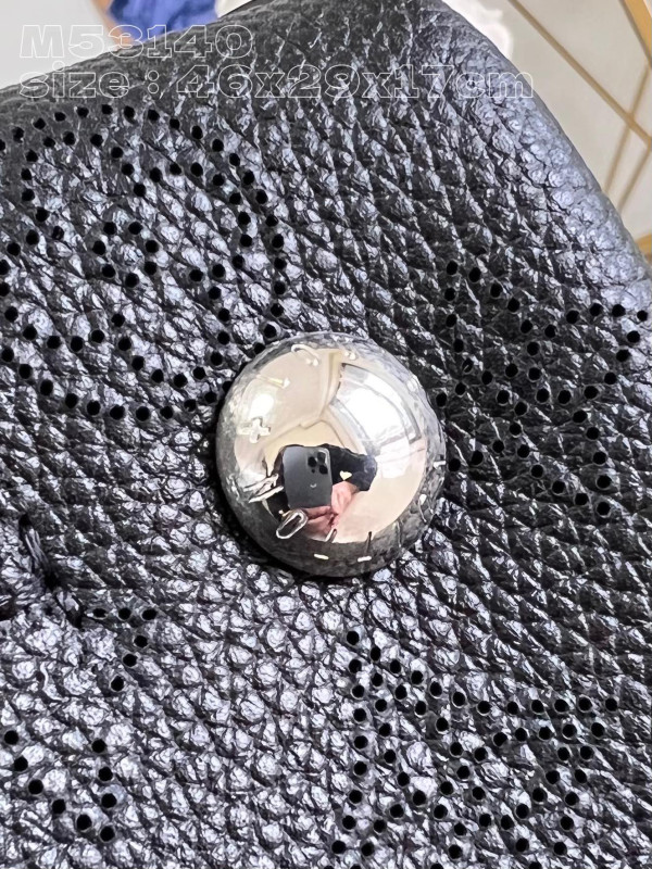 l**is V*t*n hina-46 x 29.5 x 17cm