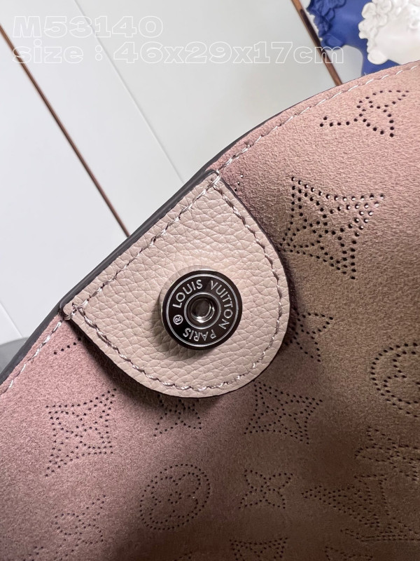 l**is V*t*n hina-46 x 29.5 x 17cm