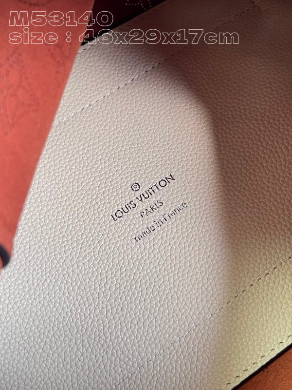 l**is V*t*n hina-46 x 29.5 x 17cm