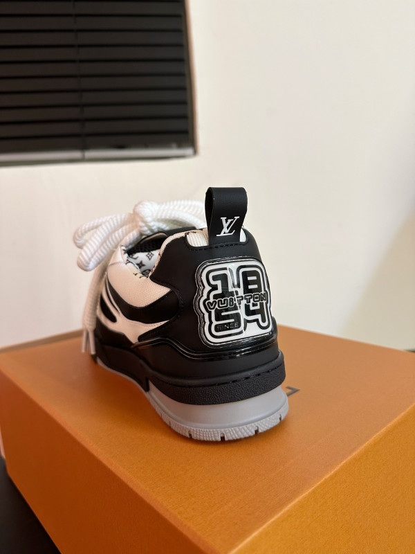 l**is V*t*n sneakers