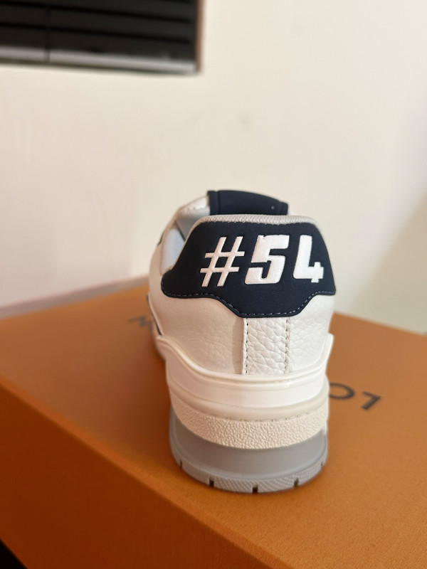 l**is V*t*n sneakers