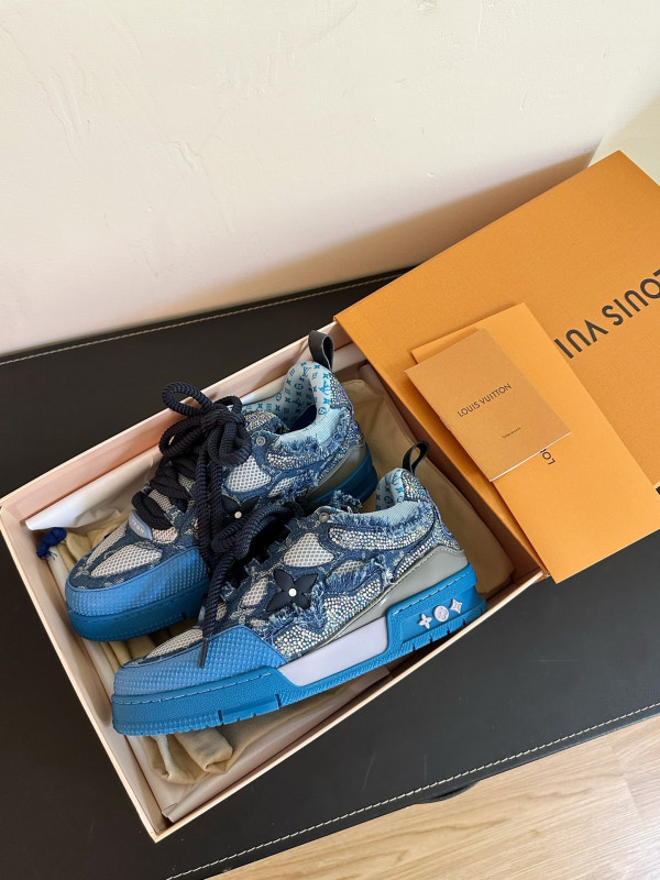 l**is V*t*n sneakers