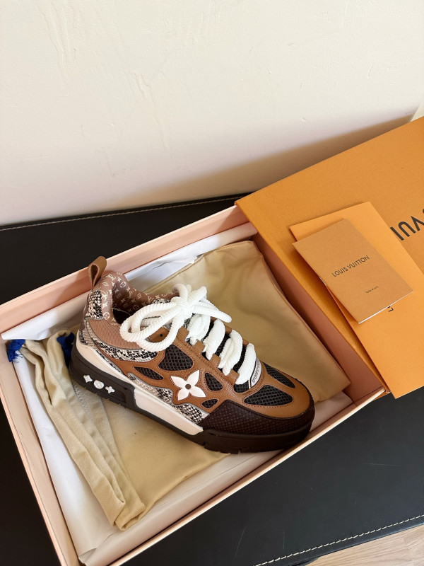 l**is V*t*n sneakers