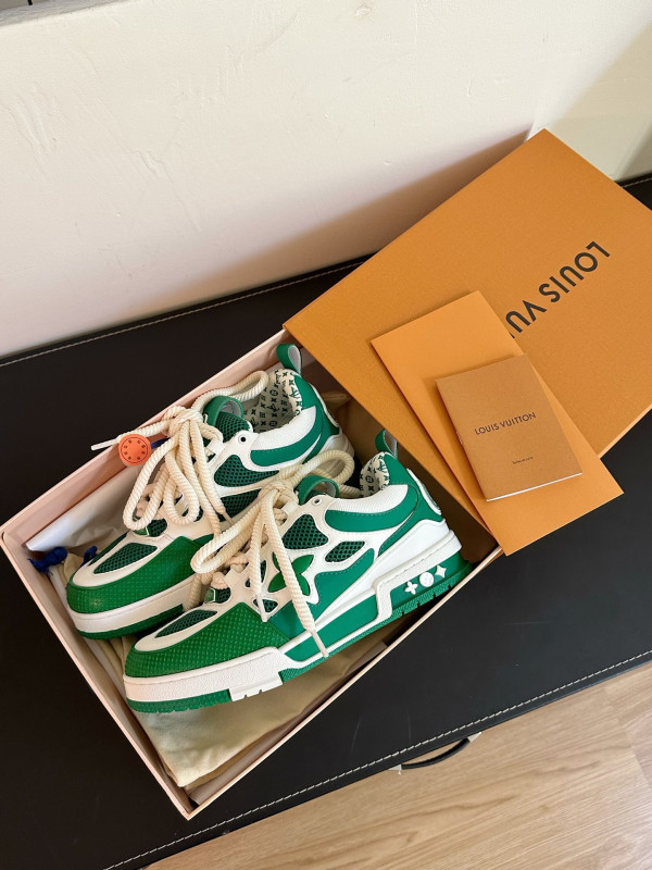 l**is V*t*n sneakers