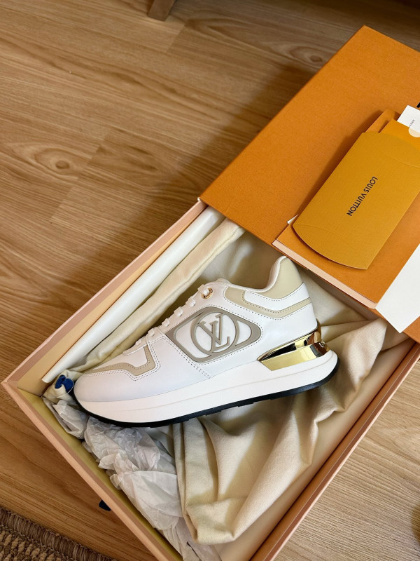 l**is V*t*n sneakers