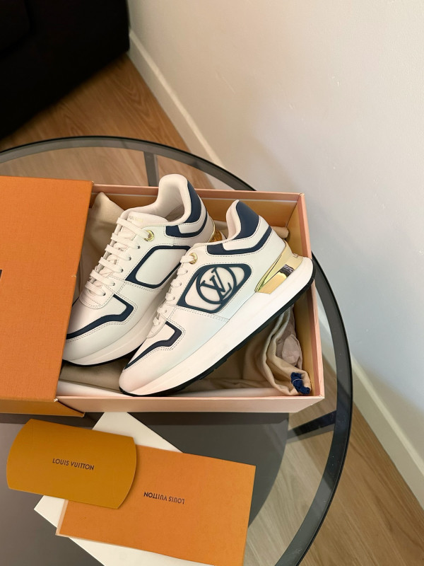 l**is V*t*n sneakers