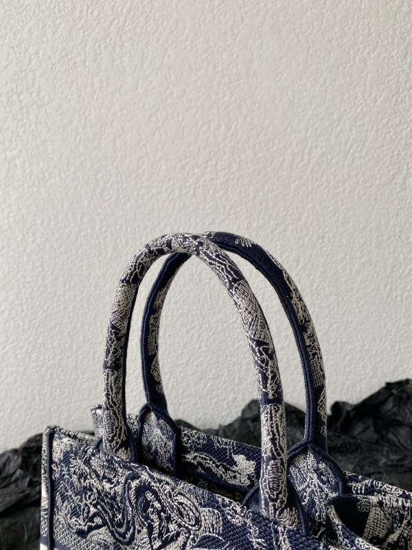 D*or oblique book tote-26.5×21×14cm