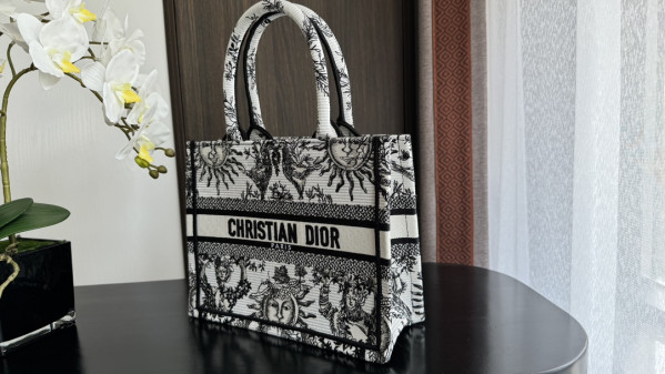 small D*or book tote-26*8*22cm