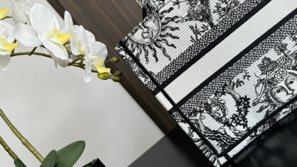 small D*or book tote-26*8*22cm