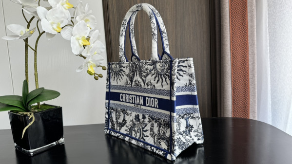 small D*or book tote-26*8*22cm