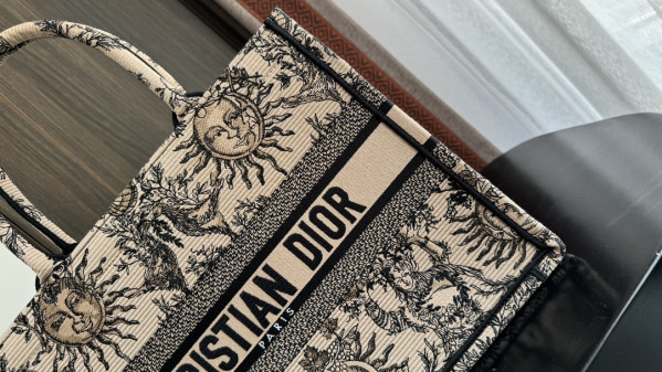 medium D*or book tote-36*18*28cm