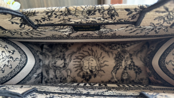 medium D*or book tote-36*18*28cm