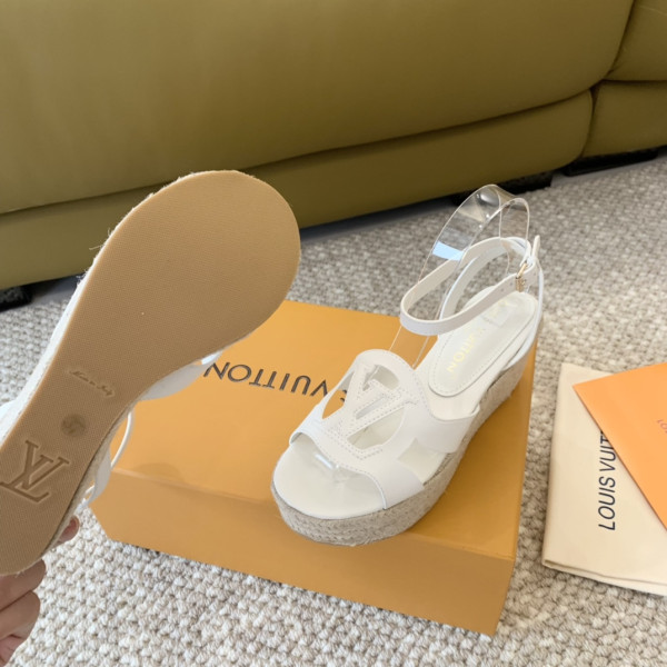 l**is V*t*n heels sandals
