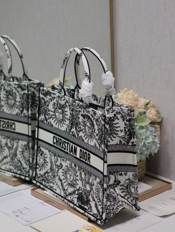 large D*or book tote-42*35*18.5cm