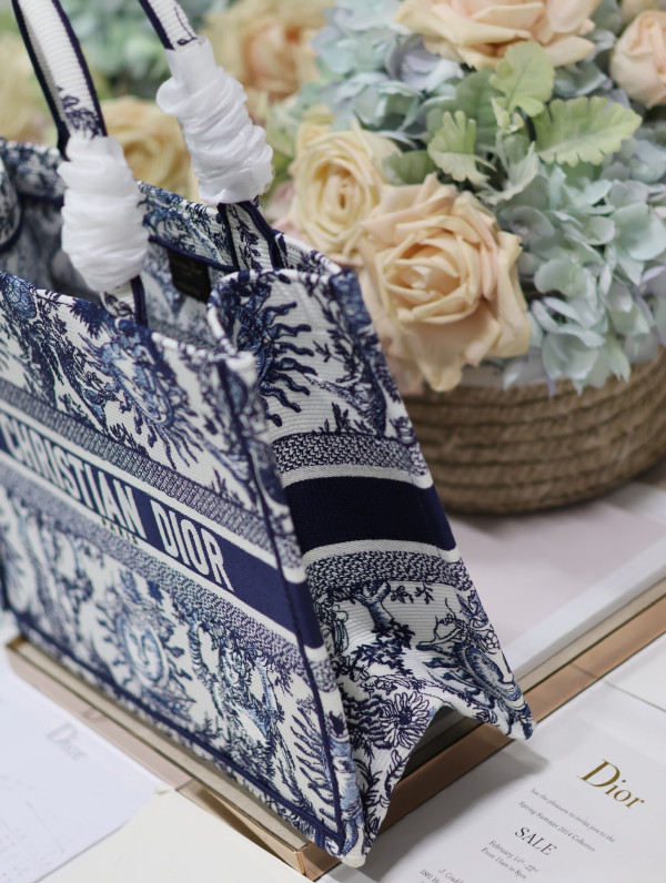 medium D*or book tote-36*18*28cm