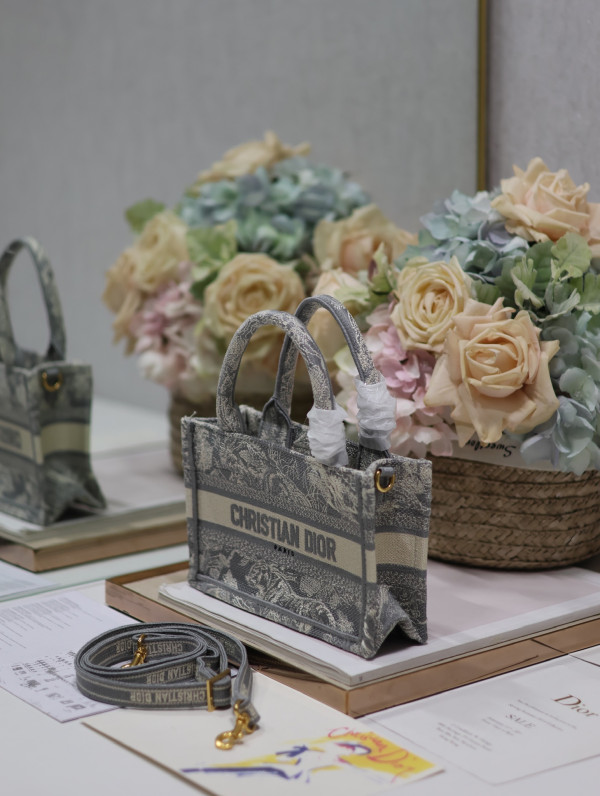 D*or mini book tote-21.5*13*7.5cm