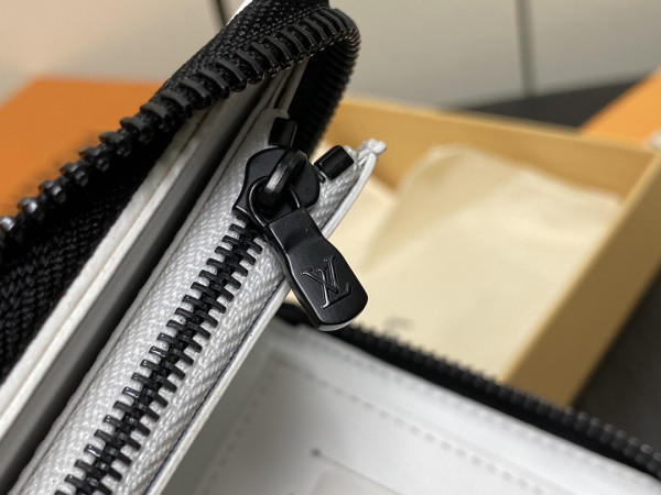 l**is V*t*n zippy wallet-10*20*2 cm