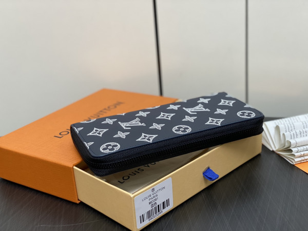 l**is V*t*n zippy wallet-10*20*2 cm