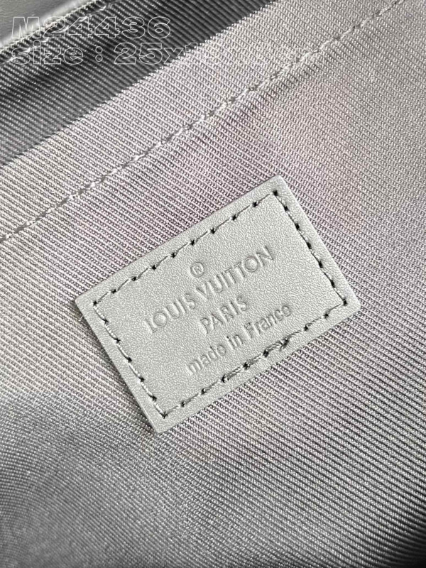 l**is V*t*n steamer wearable wallet-25*19*8cm